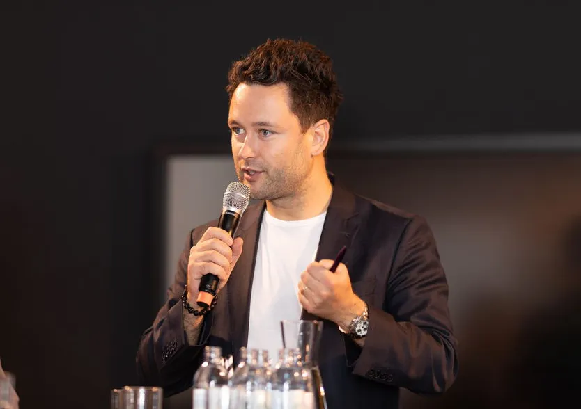 CEO Dejan Jovicevic moderiert bei einem Event