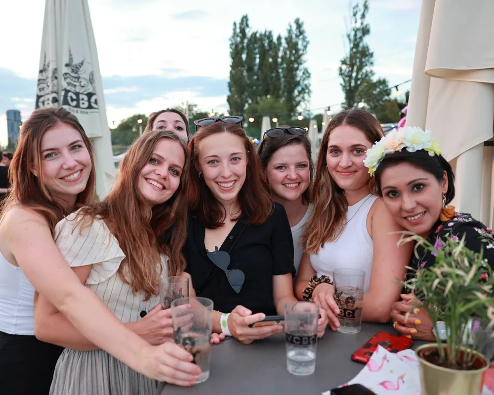 Gruppenfoto von sieben Kolleginnen beim Sommerfest