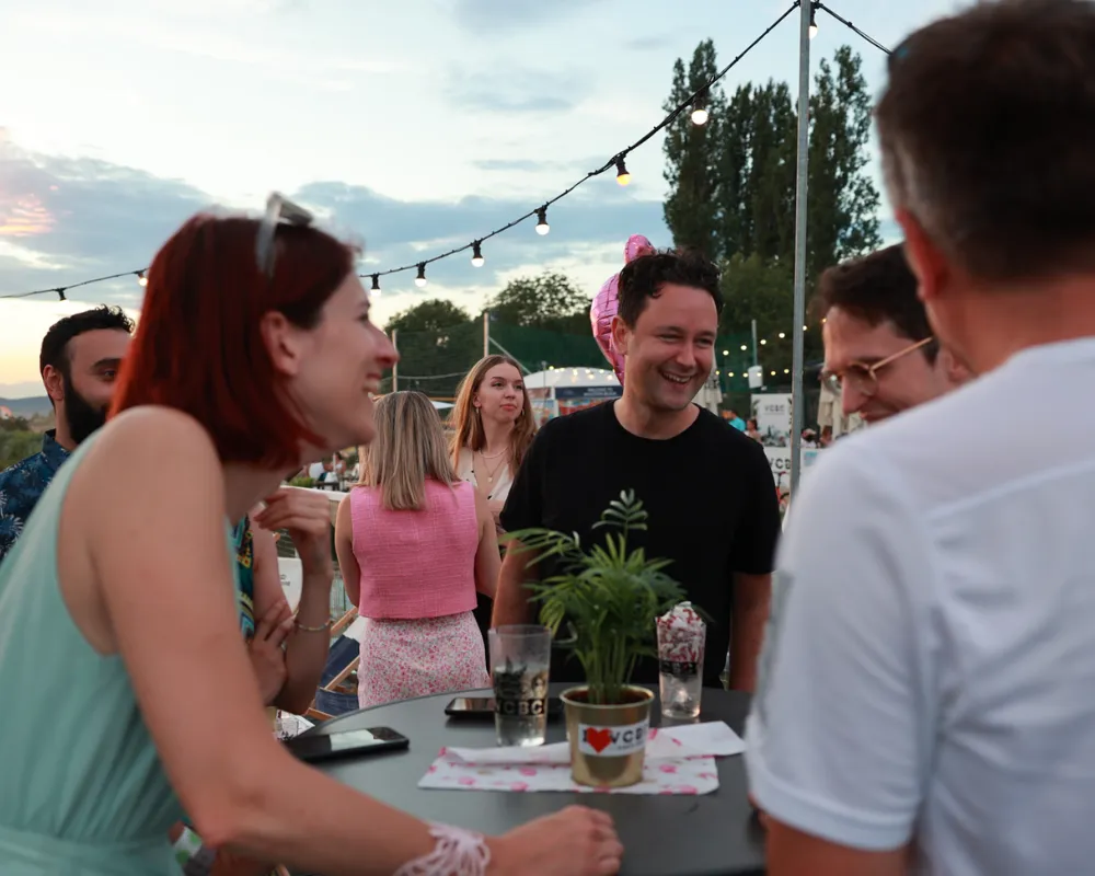 brutkasten Team bei Gesprächen während dem Sommerfest